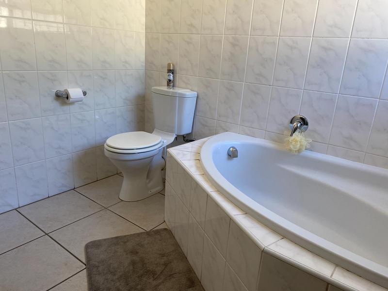 2 Bedroom Property for Sale in Uitzicht Western Cape